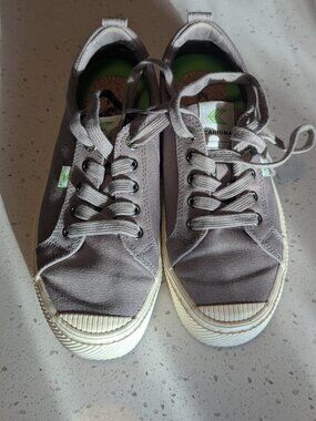 Cariuma grey sneakers Sustainable size 8